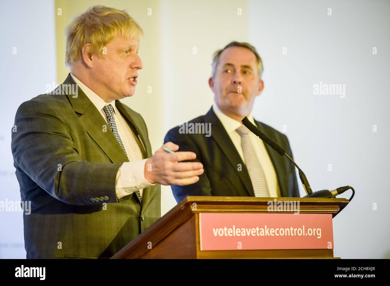 Boris Johnson MP (links), ehemaliger Bürgermeister von London und führender Wahlkampfkämpfer, spricht im Armada House in Bristol, als er eine positive Vision für den Brexit skizziert, beobachtet von Ex-Verteidigungsminister Dr. Liam Fox. Stockfoto