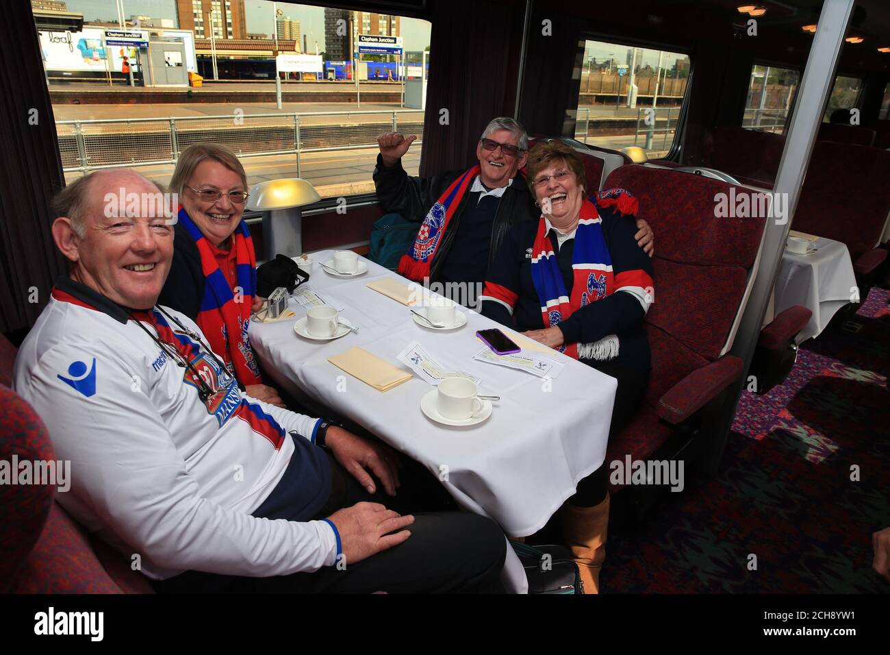 Cystal Palace Fans auf einem Dampfzug vor ihrer Reise von Clapham Junction nach Southampton. Stockfoto