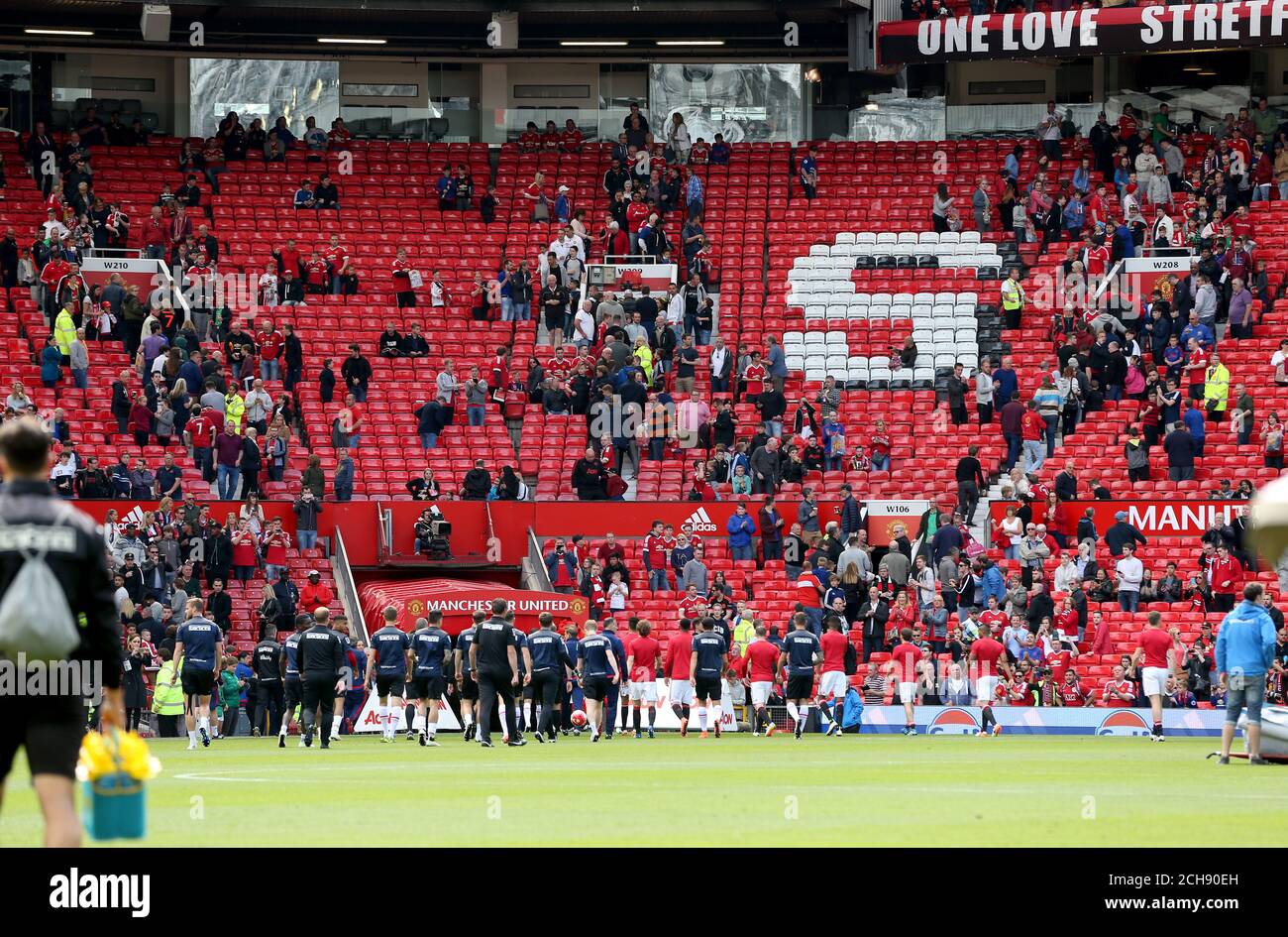 Fans und Spieler verlassen das Spielfeld und Stretford End stehen nach einer Ankündigung zu evakuieren, bevor die Barclays Premier League Spiel in Old Trafford, Manchester. Stockfoto