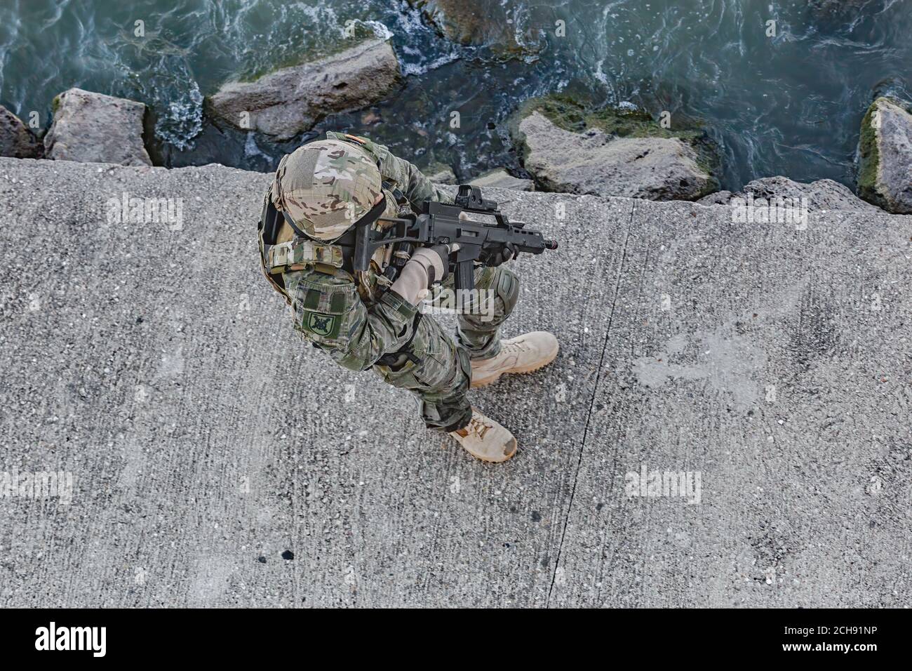 Armeesoldat in Kampfuniformen mit Sturmgewehr. Militärische Ausrüstung, Armee Helm und militärische Aktion. Stockfoto