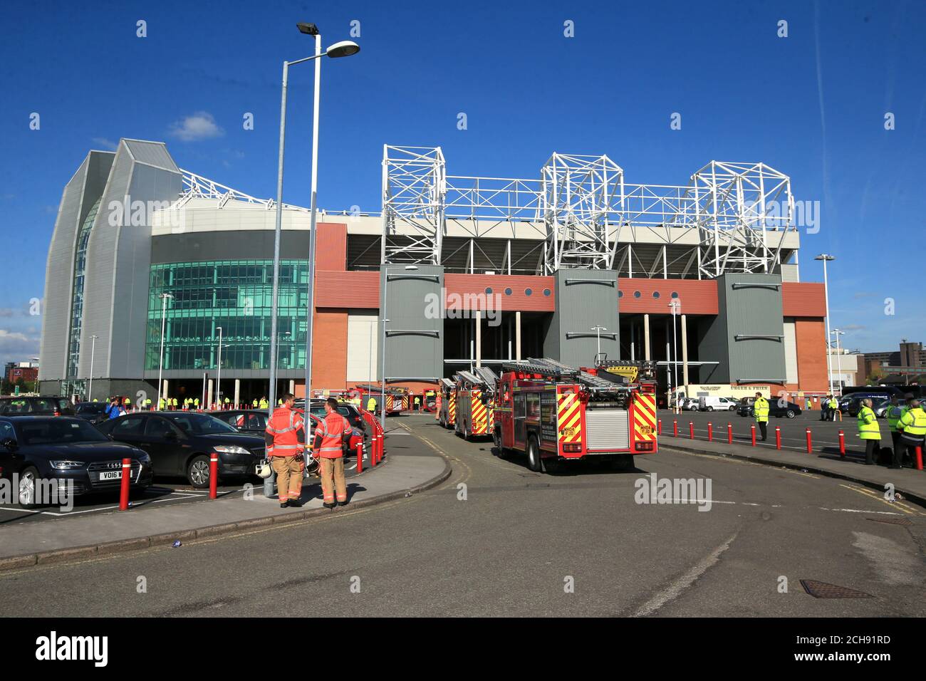 Fire Engines kommen in Old Trafford an, nachdem das Spiel während des Barclays Premier League-Spiels in Old Trafford, Manchester, aufgegeben wurde. Stockfoto