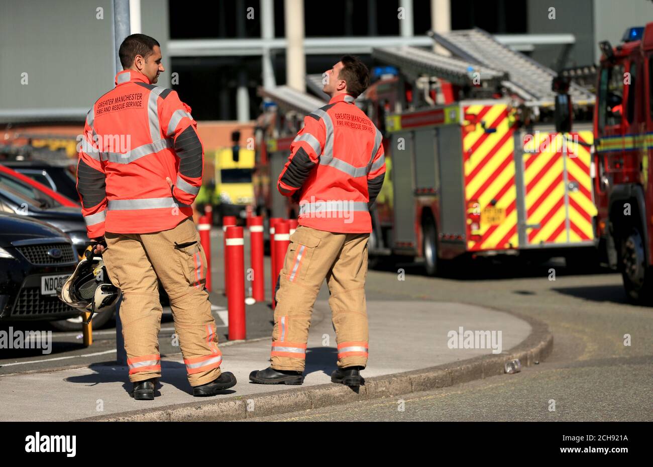 Feuerwehrfahrzeuge und Feuerwehrleute kommen in Old Trafford an, nachdem das Spiel während des Barclays Premier League-Spiels in Old Trafford, Manchester, aufgegeben wurde. Stockfoto