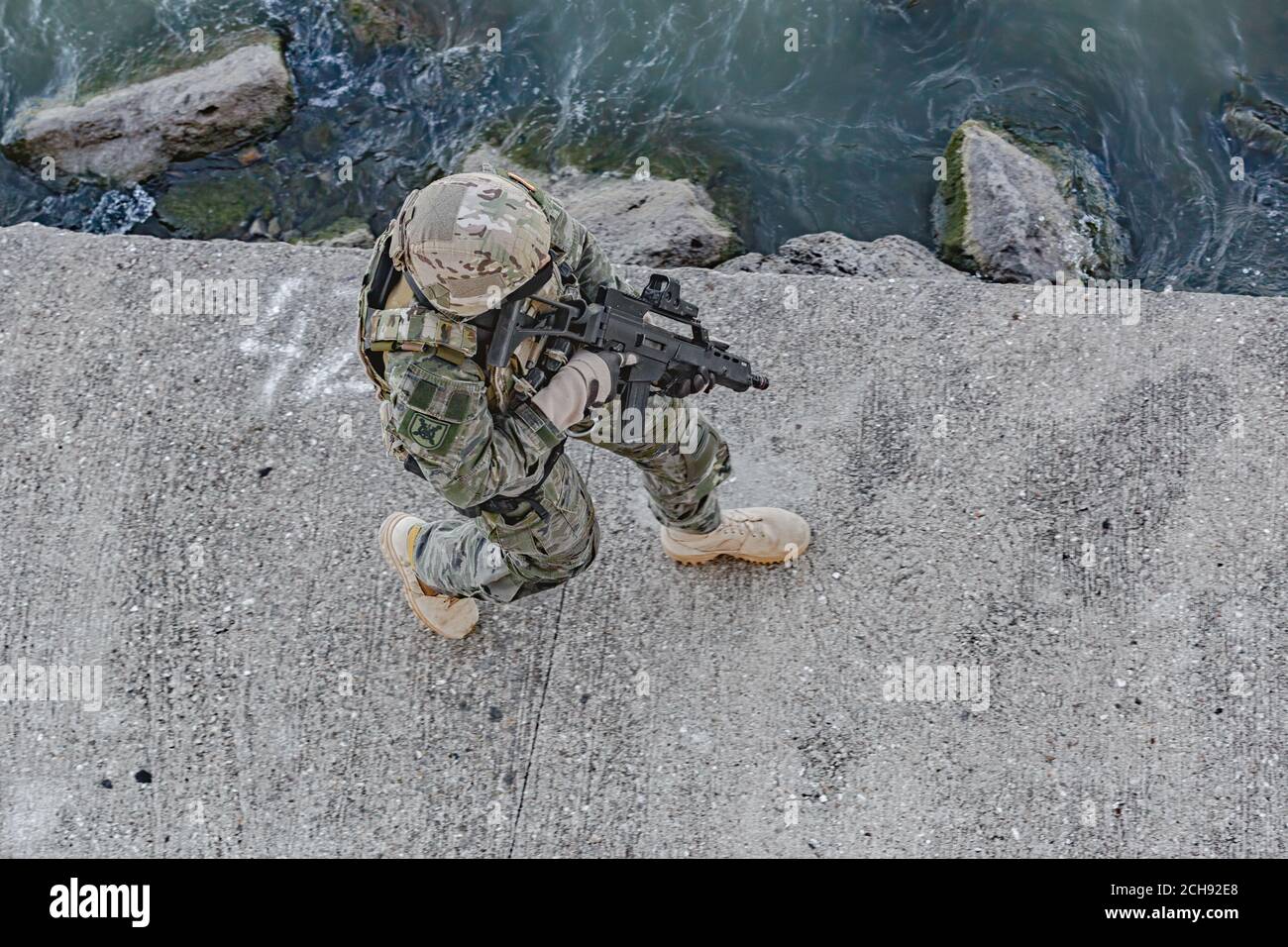 Armeesoldat in Kampfuniformen mit Sturmgewehr. Militärische Ausrüstung, Armee Helm und militärische Aktion. Stockfoto