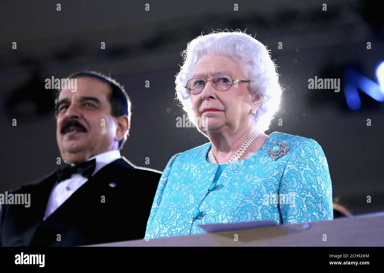 Königin Elizabeth II. Sitzt neben dem König von Bahrain Hamad bin Isa Al Khalifa während der Fernsehfeier ihres 90. Geburtstages auf dem Gelände von Windsor Castle in Berkshire. Stockfoto