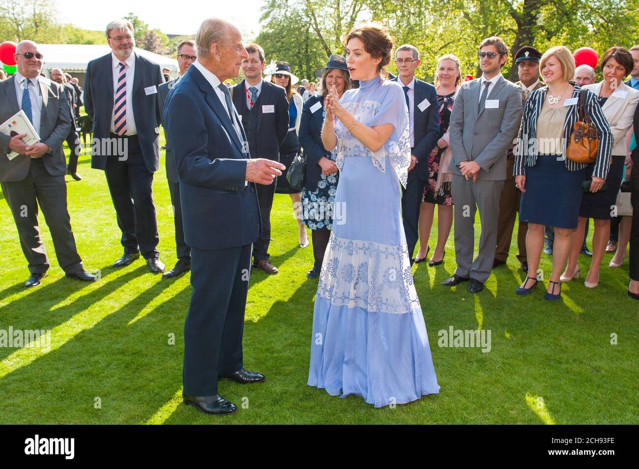 Der Duke of Edinburgh trifft Anna Friel auf der Gartenparty des Duke of Edinburgh Award im Buckingham Palace, London. FOTO DER RRESS ASSOCIATION. Bilddatum: Montag, 16. Mai 2016. Bildnachweis sollte lauten: Dominic Lipinski/PA Wire Stockfoto