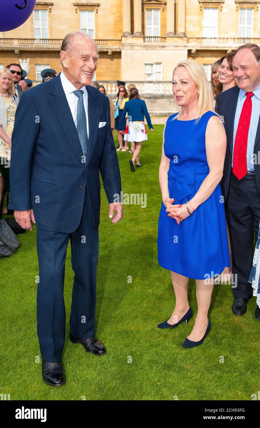 The Duke of Edinburgh (links) und Jane Torvill bei der Gartenparty des Duke of Edinburgh Award im Buckingham Palace, London. Stockfoto