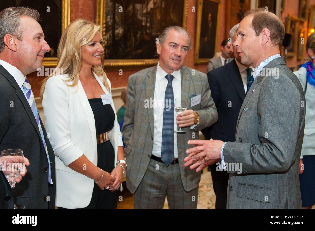 Der Earl of Wessex (rechts) trifft Baroness Michelle Mone (zweite von links) bei einem Empfang vor der Gartenparty des Duke of Edinburgh Award im Buckingham Palace, London. Stockfoto