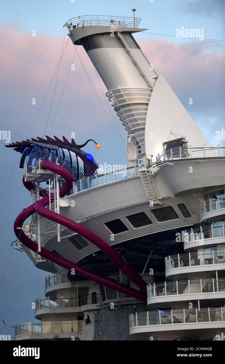 Das größte Passagierschiff der Welt, die MS Harmony of the Seas, im Besitz von Royal Caribbean, macht sich vor ihrer Jungfernfahrt auf dem Weg nach Southampton auf den Weg nach Southampton. Stockfoto