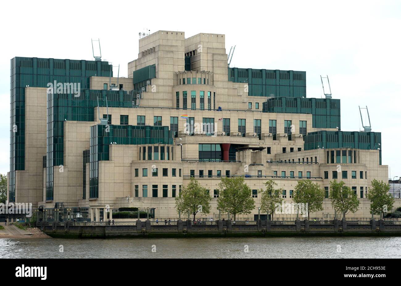 Eine Regenbogenfahne fliegt auf dem Hauptquartier des MI6 Hauptquartiers, um den Internationalen Tag gegen Homophobie in London zu begehen. Stockfoto