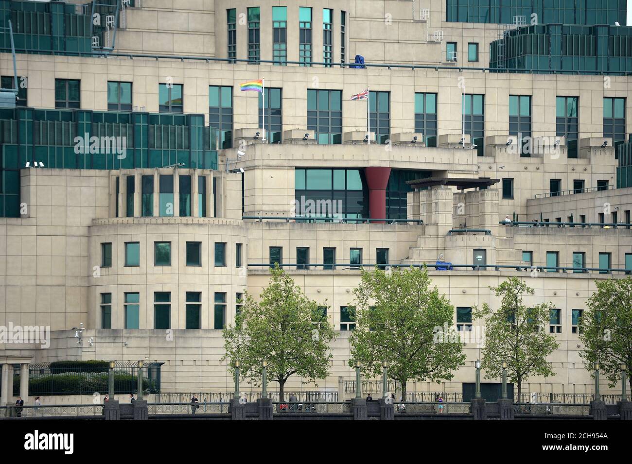 Eine Regenbogenfahne fliegt auf dem Hauptquartier des MI6 Hauptquartiers, um den Internationalen Tag gegen Homophobie in London zu begehen. Stockfoto