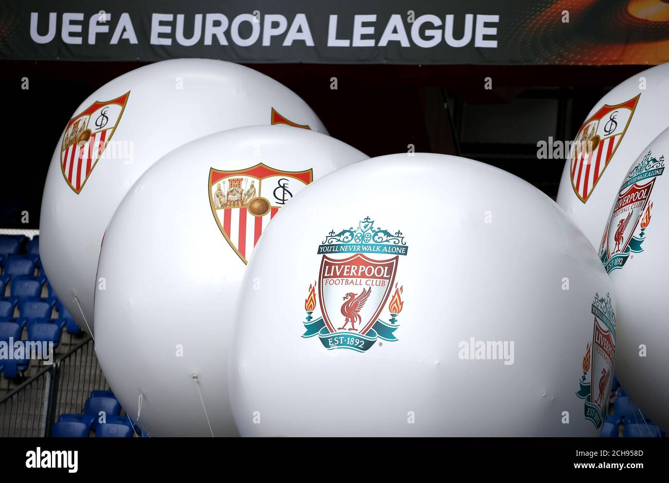 Riesige Liverpool und Sevilla aufblasbare Bälle im St. Jakob-Park am Tag vor dem Europa League Finale, Basel, Schweiz. Stockfoto