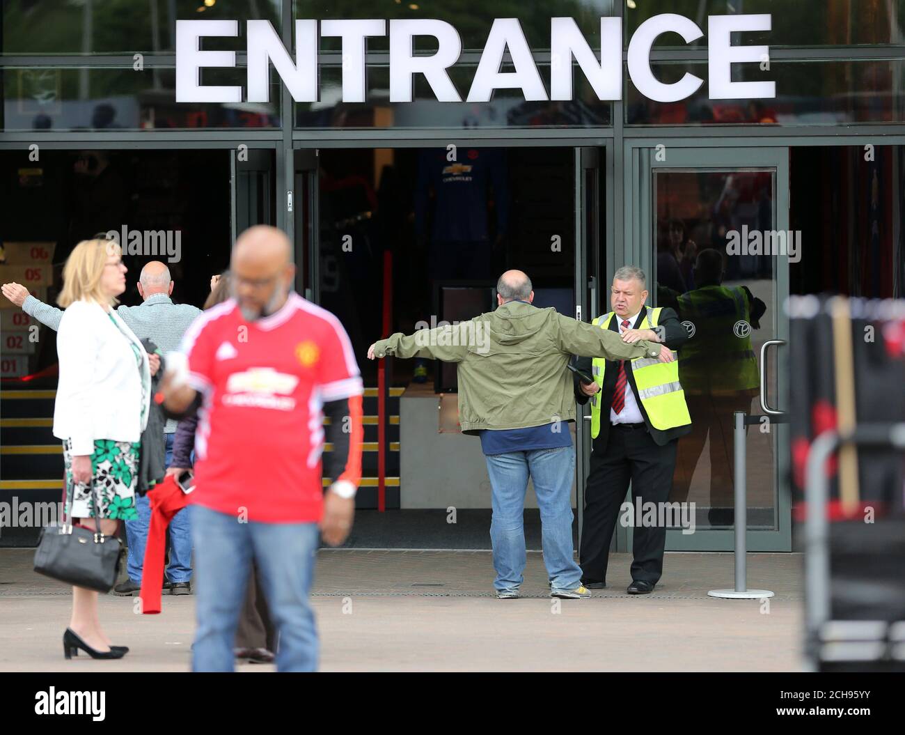 Ein Fan wird auf dem Weg in die Megastore vor dem Spiel der Barclays Premier League in Old Trafford, Manchester, gesucht. Stockfoto