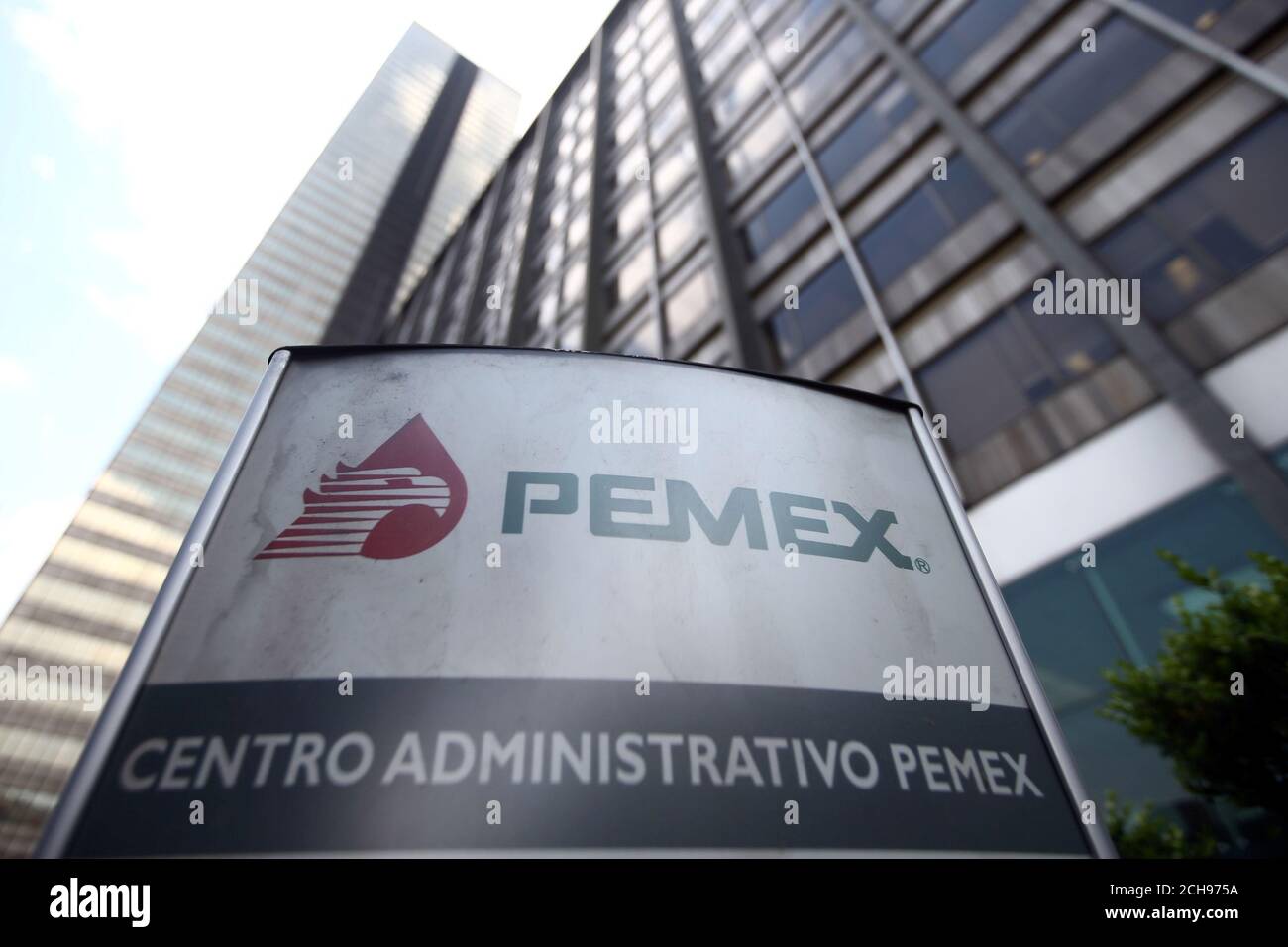 Das Pemex-Logo ist während des 80. Jahrestages der Enteignung der mexikanischen Ölindustrie am Hauptsitz des staatlichen Ölgiganten in Mexiko-Stadt, Mexiko, am 16. März 2018 abgebildet. REUTERS/Edgard Garrido Stockfoto