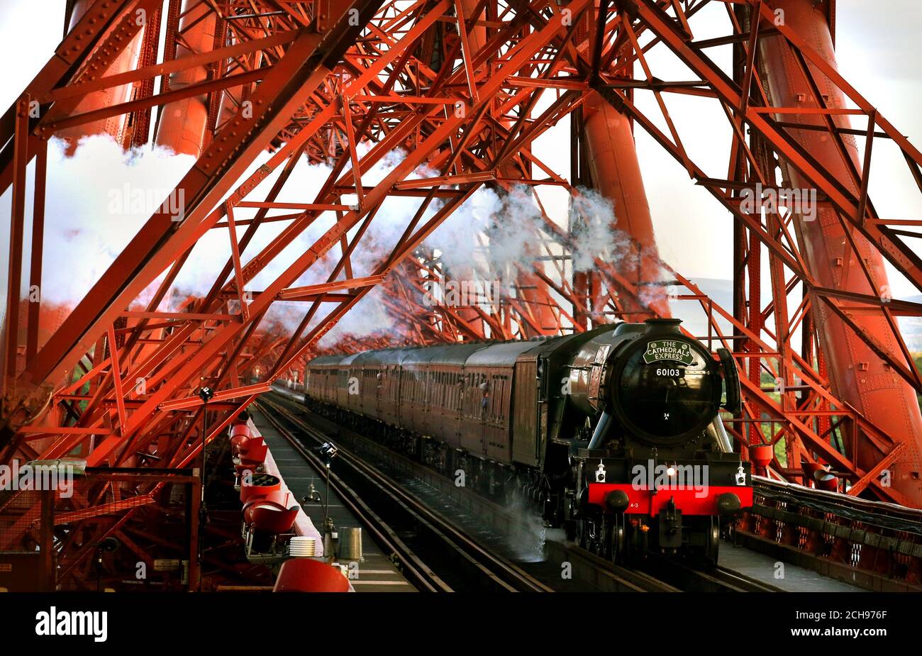 Der Flying Scotsman Zug fährt über die Forth Rail Bridge, während er seine Tour durch Großbritannien fortsetzt. Stockfoto