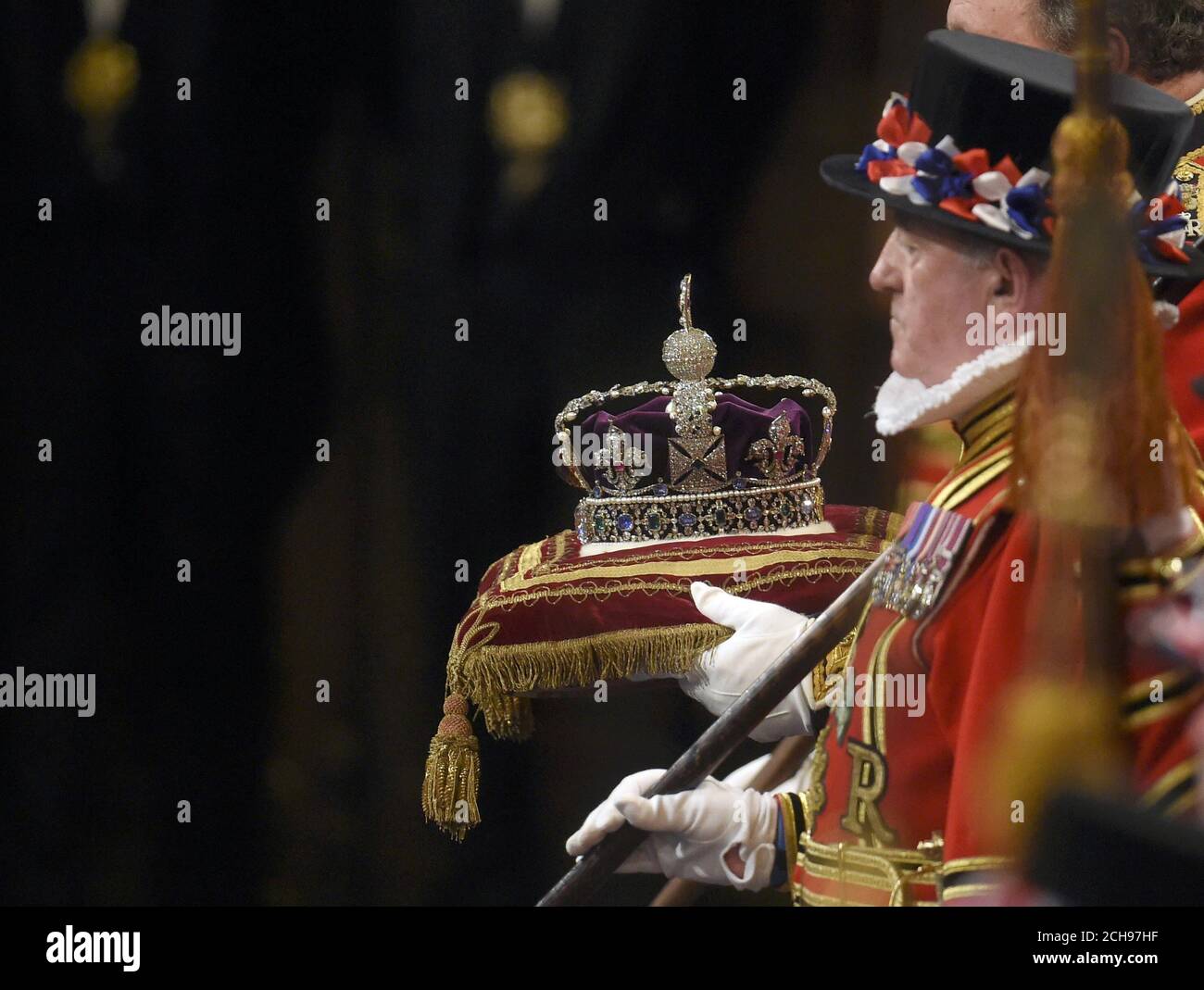 Die kaiserliche Staatskrone von Königin Elizabeth II. Kommt vor der Eröffnung des Parlaments im House of Lords im Palace of Westminster in London in der Royal Gallery an. Stockfoto