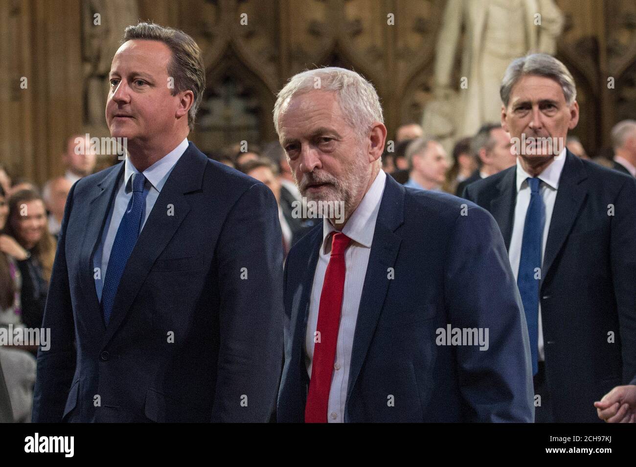 Premierminister David Cameron und Labour-Chef Jeremy Corbyn und Außenminister Philip Hammond passieren die Central Lobby die Eröffnung des Parlaments im Londoner Palace of Westminster. Stockfoto