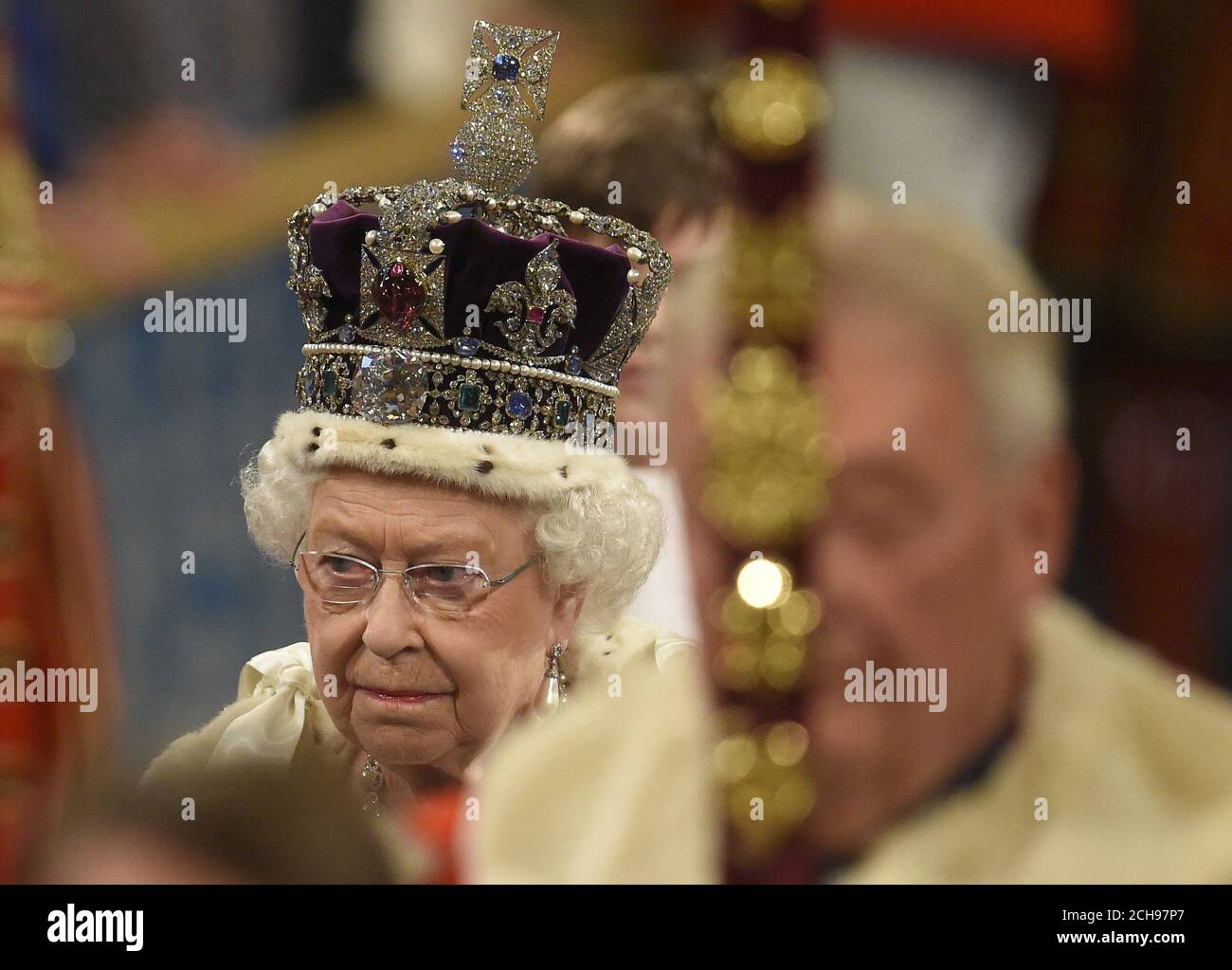 Queen Elizabeth II. Geht vor der Eröffnung des Parlaments durch die Royal Gallery, im House of Lords im Palace of Westminster in London. Stockfoto