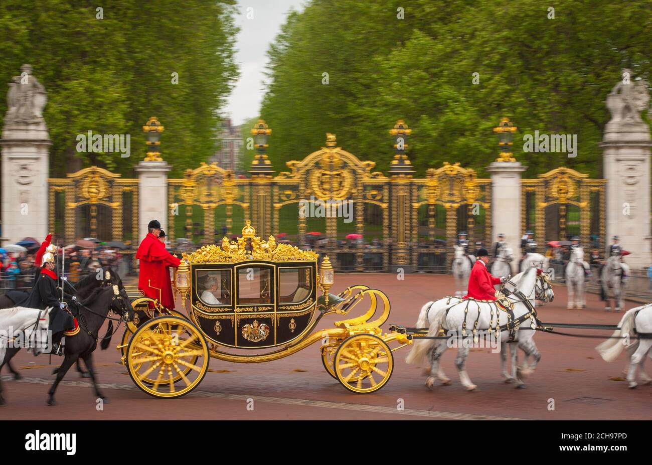 UMGESENDETE KORREKTUR DES NAMENS DES REISEBUSSES der Diamond Jubilee State Coach, der Queen Elizabeth II transportiert, passiert das Canada Gate, wenn sie den Buckingham Palace, London, vor der Eröffnung des Parlaments verlässt. Stockfoto