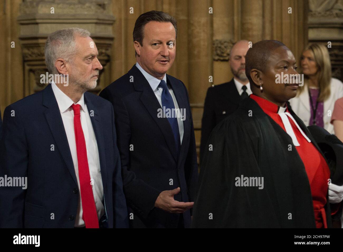 Premierminister David Cameron und Labour-Chef Jeremy Corbyn passieren die Central Lobby die Eröffnung des Parlaments im Londoner Palace of Westminster. Stockfoto