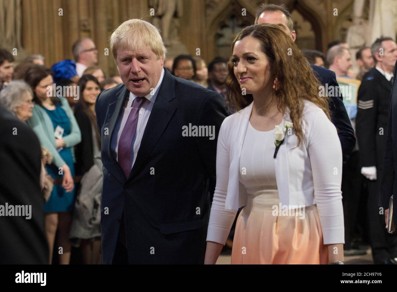 Boris Johnson MP spricht mit SNP Tasmina Ahmed-Sheikh, während sie durch die Central Lobby gehen die staatliche Eröffnung des Parlaments im Palace of Westminster in London. Stockfoto