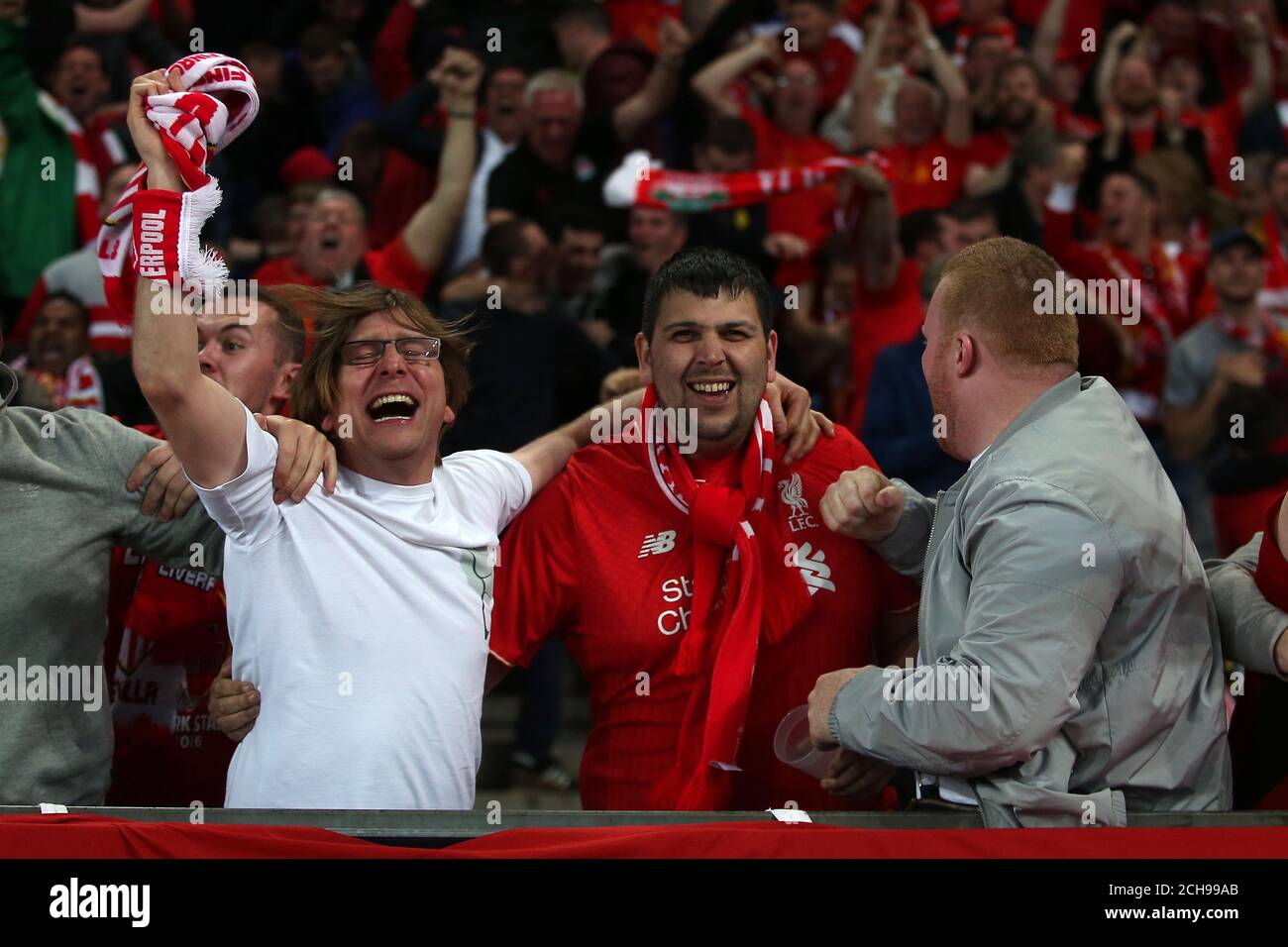 Liverpool-Fan feiert, nachdem Liverpools Daniel Sturridge (nicht abgebildet) während des UEFA Europa League Finales im St. Jakob-Park, Basel, Schweiz, das erste Tor des Spiels von seiner Seite gescheut hat. Stockfoto