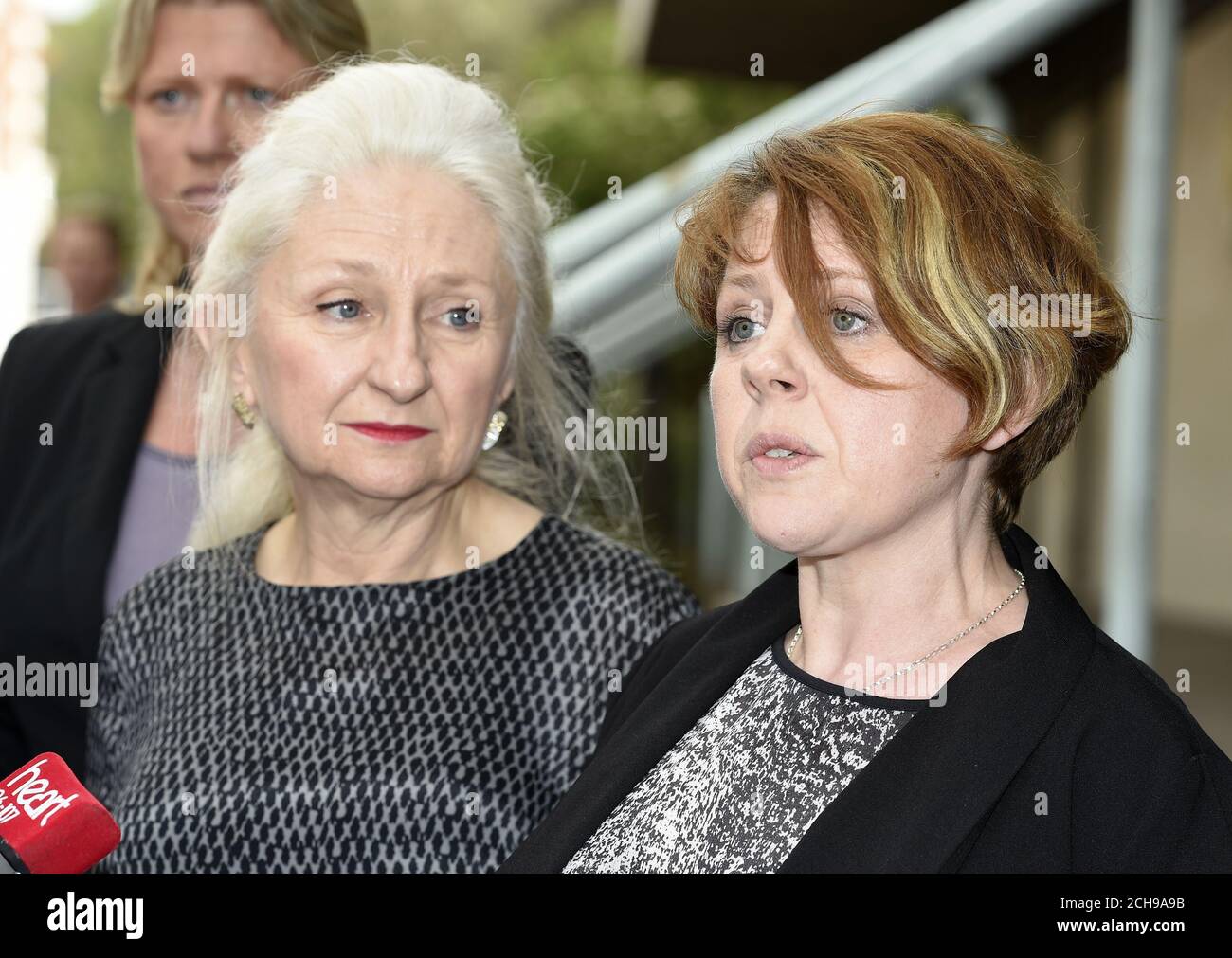 Sheelagh (links) und Zoe Alexander, Mutter und Schwester von Nick Alexander, der bei dem Bataclan-Theatermassaker vor dem Chelmsford Coroner's Court in Essex starb, nachdem er in seinen Tod eindrang. Stockfoto