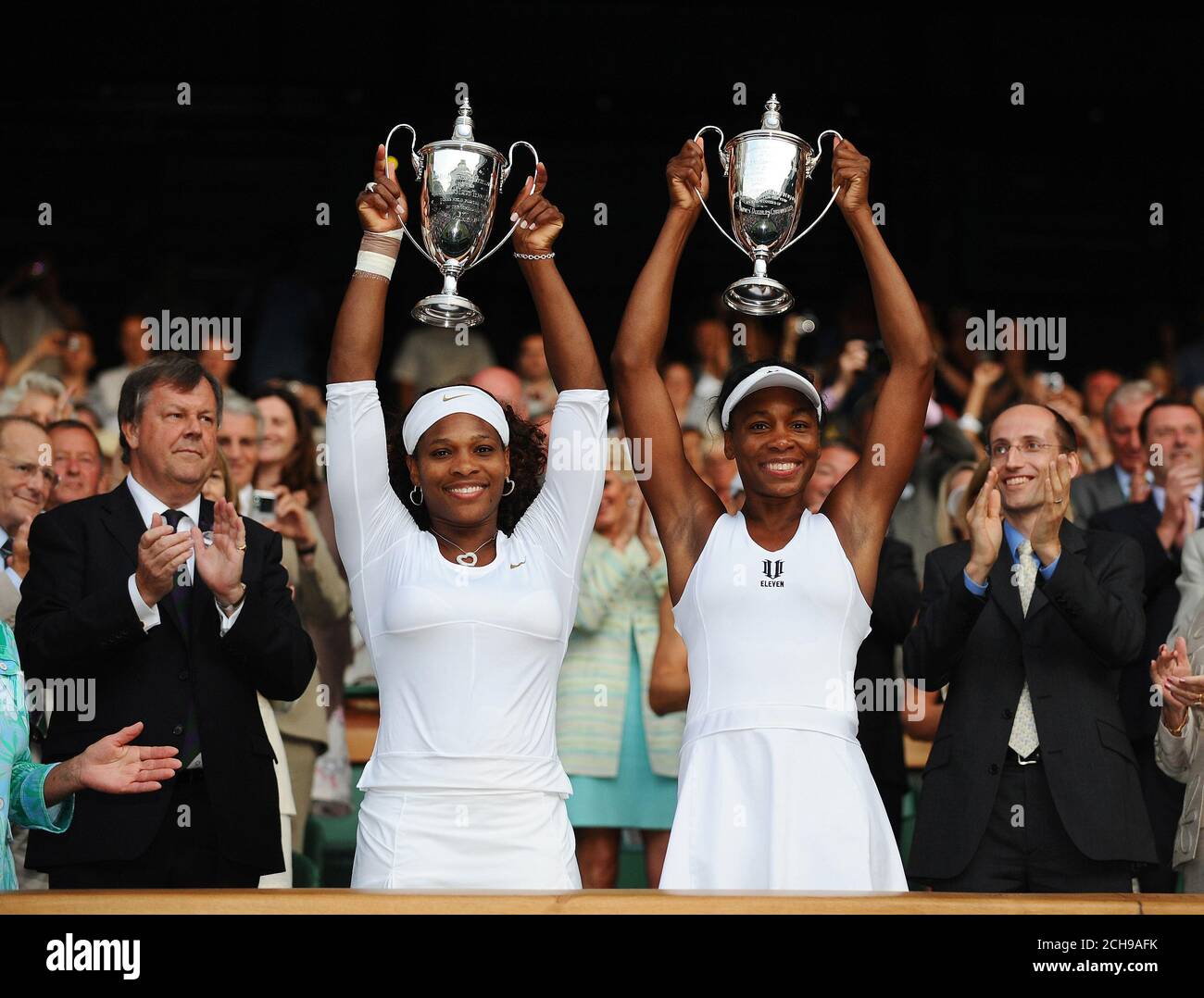 Serena Williams und Venus Williams gewinnen das Damendoppel-Finale. Wimbledon Tennis Championships, London. 4/7/2009 Bildnachweis: © Mark Pain /Alamy Stockfoto