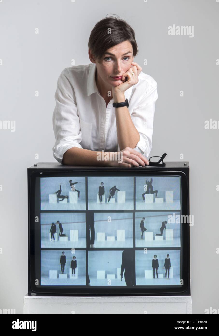 Die Künstlerin Jacqueline Donachie mit ihrer Arbeit Pose Work for Sisters, 2016, die im Rahmen der Ausstellung Deep in the Heart of your Brain in der Gallery of Modern Art in Glasgow gezeigt wird. Stockfoto