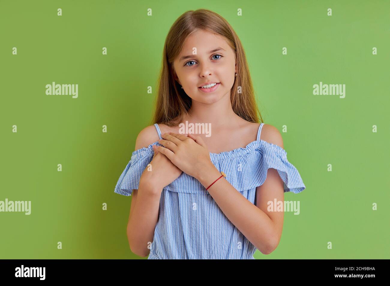 Portrait of Charming schöne niedliche süße schöne zarte Mädchen isoliert über rosa Hintergrund, Bildung Urlaub elementare Pre teens Veranstaltung Party celebra Stockfoto