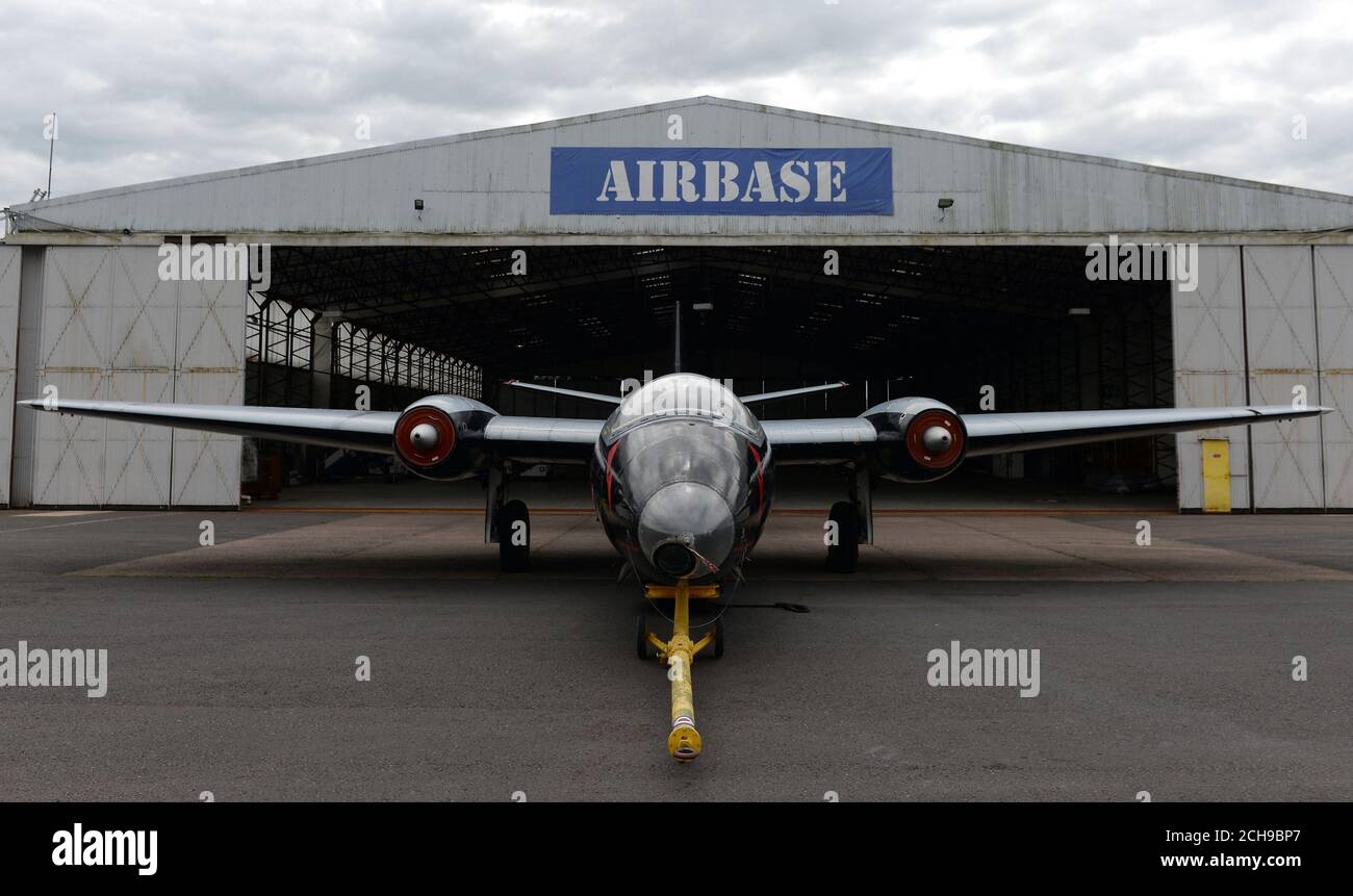 Canberra Bomber WK163, ein Rekordjet aus Großbritanniens goldenem Zeitalter des Fliegens, das von dem Team, das einen Vulcan-Bomber wieder in die Luft brachte, wieder in den Himmel gebracht werden soll, wird auf der Classic Air Force Airbase in Coventry enthüllt. Stockfoto