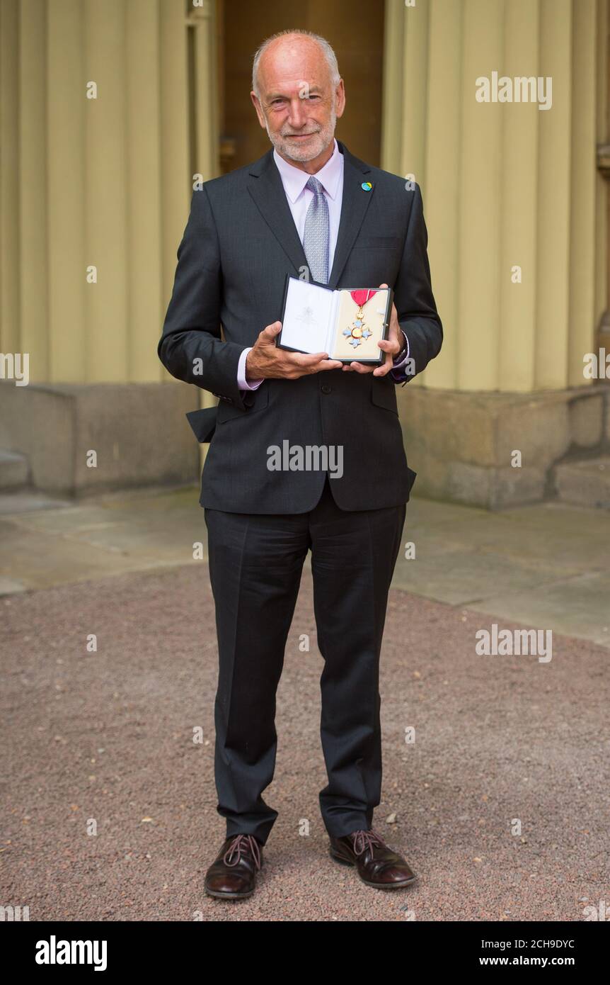 Executive Director of Citizens UK Neil Jameson mit seiner Medaille für den Befehlshaber des Order of the British Empire (CBE) nach einer Investiturzeremonie im Buckingham Palace, London. Stockfoto