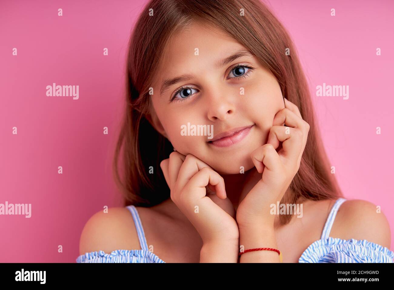 Portrait of Charming schöne niedliche süße schöne zarte Mädchen isoliert über rosa Hintergrund, Bildung Urlaub elementare Pre teens Veranstaltung Party celebra Stockfoto