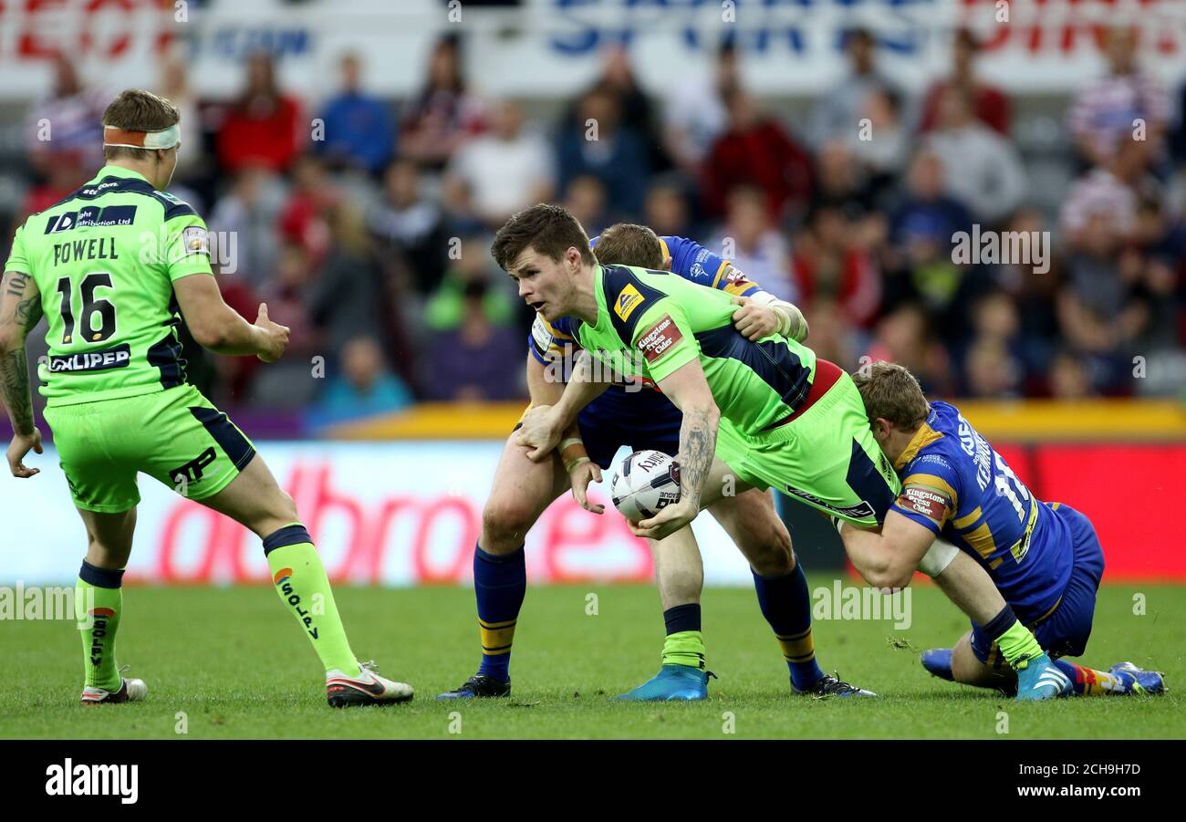 John Bateman von Wigan Warriors lastet während des Dacia Magic Weekend-Spiels im St James' Park, Newcastle, unter Druck. DRÜCKEN SIE VERBANDSFOTO. Bilddatum: Samstag, 21. Mai 2016. Siehe PA Story RUGBYL Weekend. Das Foto sollte lauten: Richard Sellers/PA Wire. Stockfoto