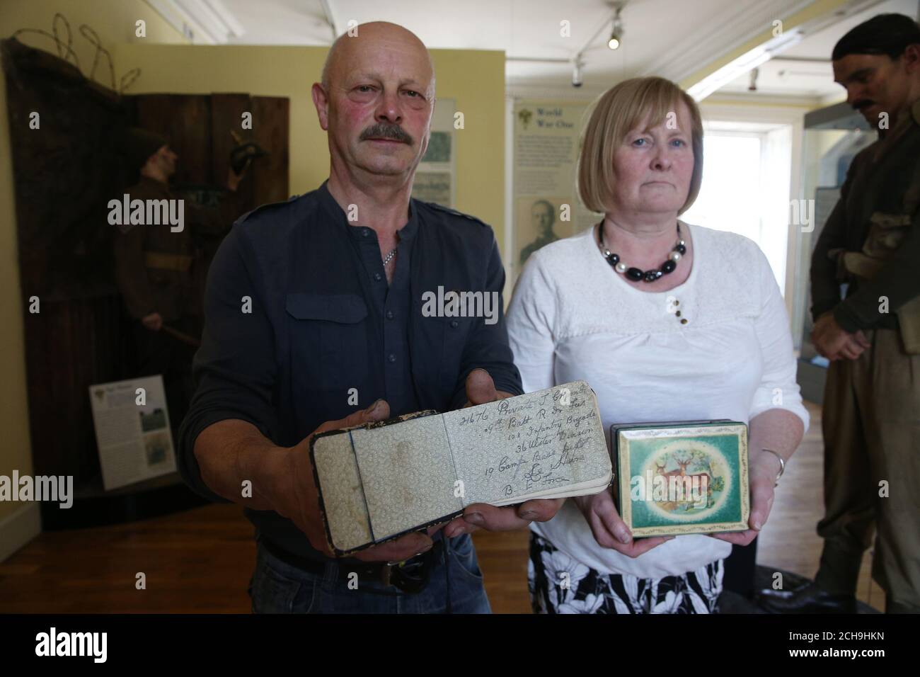 Die lokalen Forscher Eric Nesbitt und Helen McComb mit dem Tagebuch ihres Großonkels Private Thomas Chambers, bekannt als Tommy, der zu fast 20,000 britischen Soldaten gehörte, die am ersten Tag der Schlacht an der Somme im Royal Irish Fusiliers Museum in Armagh getötet wurden. Stockfoto