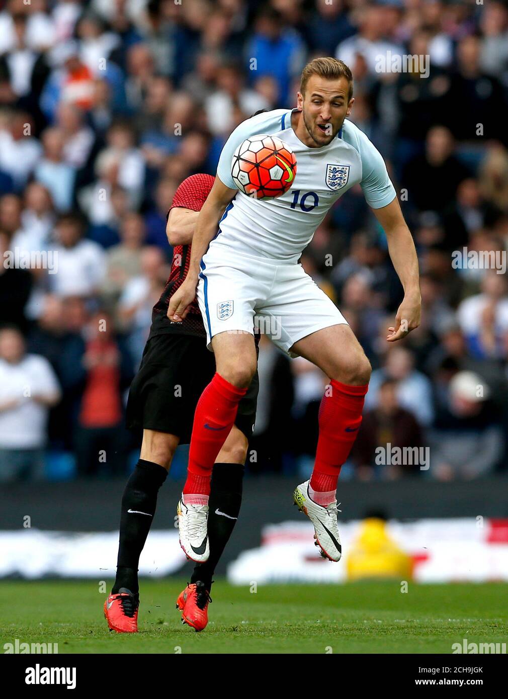 Der Engländer Harry Kane hält den Ball mit der Brust während des internationalen Freundschaftsspiel im Etihad Stadium, Manchester. Stockfoto