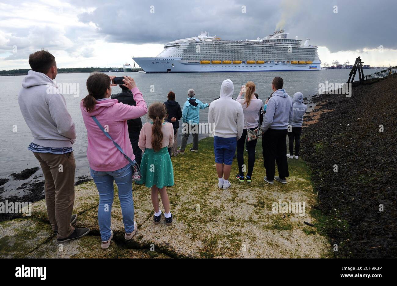 Mitglieder der Öffentlichkeit versammeln sich im Mayflower Park, um das größte Passagierschiff der Welt, MS Harmony of the Seas, im Besitz von Royal Caribbean, zu sehen, das Southampton verlässt. Stockfoto
