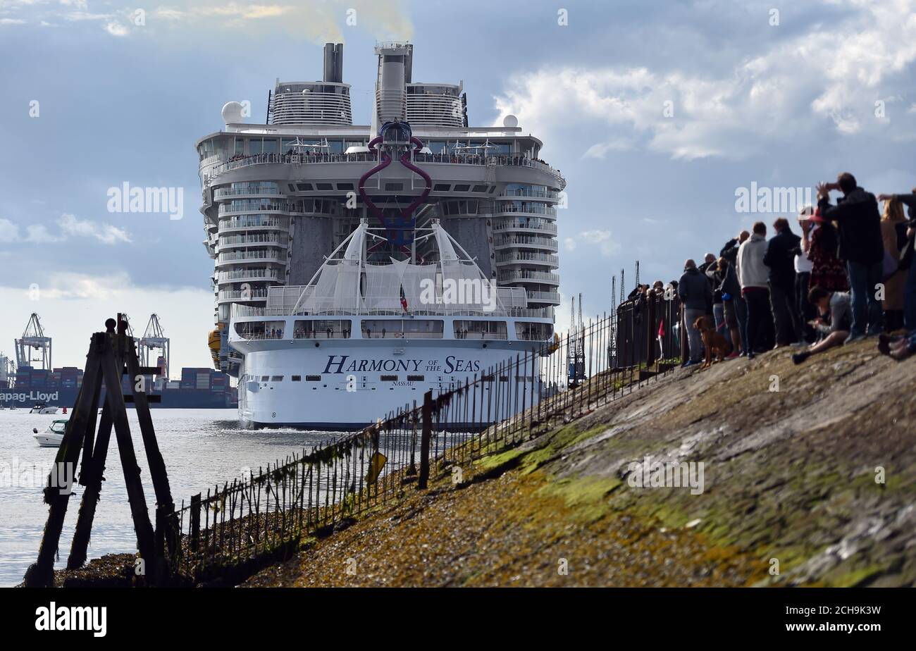 Mitglieder der Öffentlichkeit versammeln sich im Mayflower Park, um das größte Passagierschiff der Welt, MS Harmony of the Seas, im Besitz von Royal Caribbean, zu sehen, das Southampton verlässt. Stockfoto