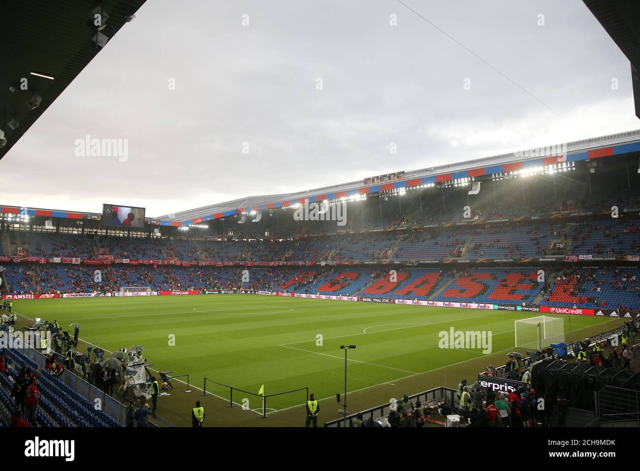 Eine Gesamtansicht des Platzes während des Spiels im St. Jakob-Park, Basel, Schweiz. Stockfoto