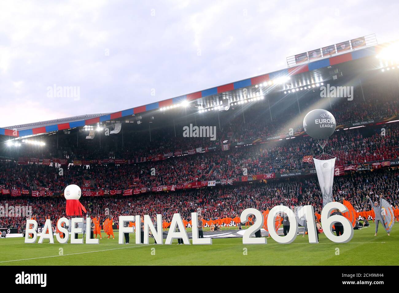 Ein allgemeiner Blick auf die Unterhaltung vor dem Spiel während des Spiels im St. Jakob-Park, Basel, Schweiz. Stockfoto