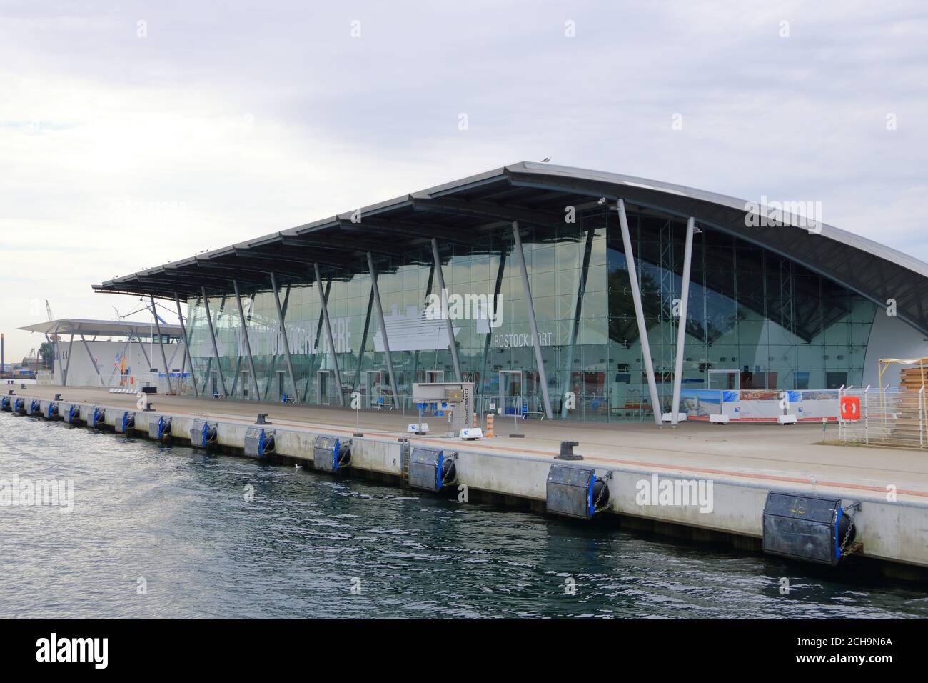 August 21 2020 - Rostock-Warnemünde, Mecklenburg-Vorpommern: Das Passagierterminal für die Kreuzfahrtschiffe Stockfoto