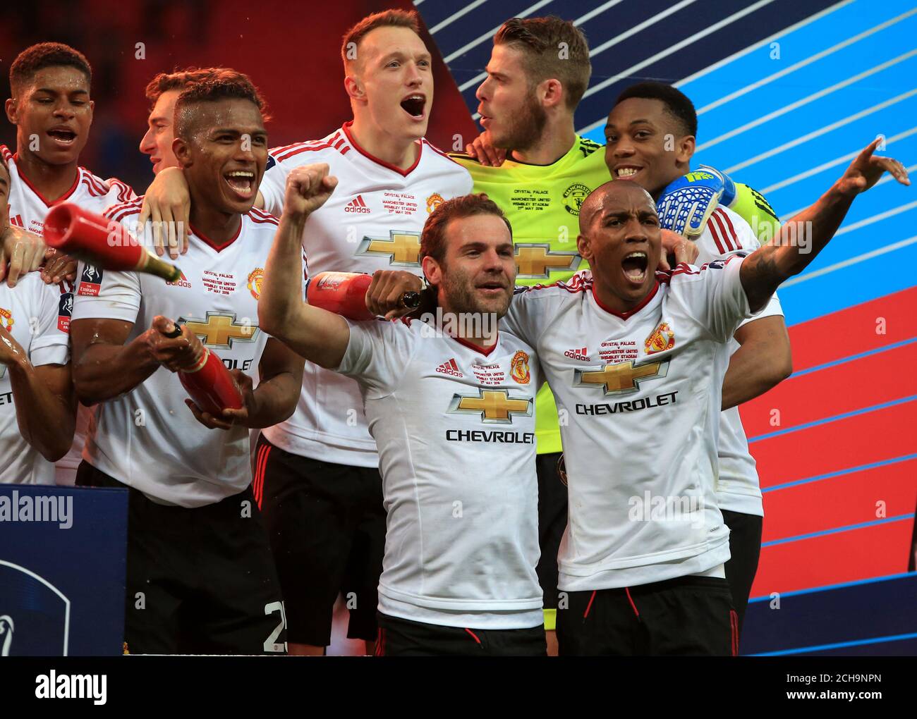 Juan Mata von Manchester United (vorne links) Und Ashley Young von Manchester United (vorne rechts) feiert mit Teamkollegen Stockfoto