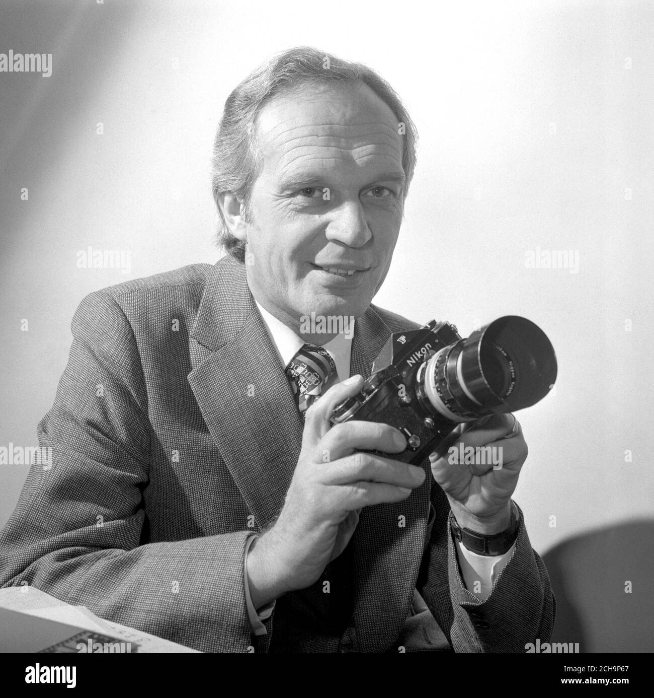 Ronald Bell, 44, leitender Fotograf bei der Press Association, der in diesem Jahr der britische Pressefotograf des Jahres ist. Herr Bell, von Purley, Surrey, erhalten Â£1,000 und die Midland Bank Trophy bei der Midland Bank Press Pictures Awards 1975 an der Royal Academy of Arts. Er arbeitet seit 1957 für PA. Stockfoto