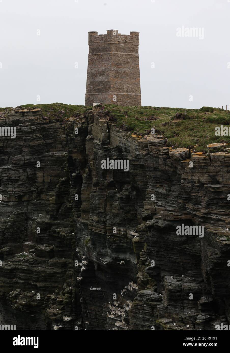 Ein allgemeiner Blick auf die Klippen hoch über dem Meer bei Marwick Head in Orkney, wo der Turm gebaut, um die Erinnerung an Lord Kitchener zu ehren steht. Stockfoto
