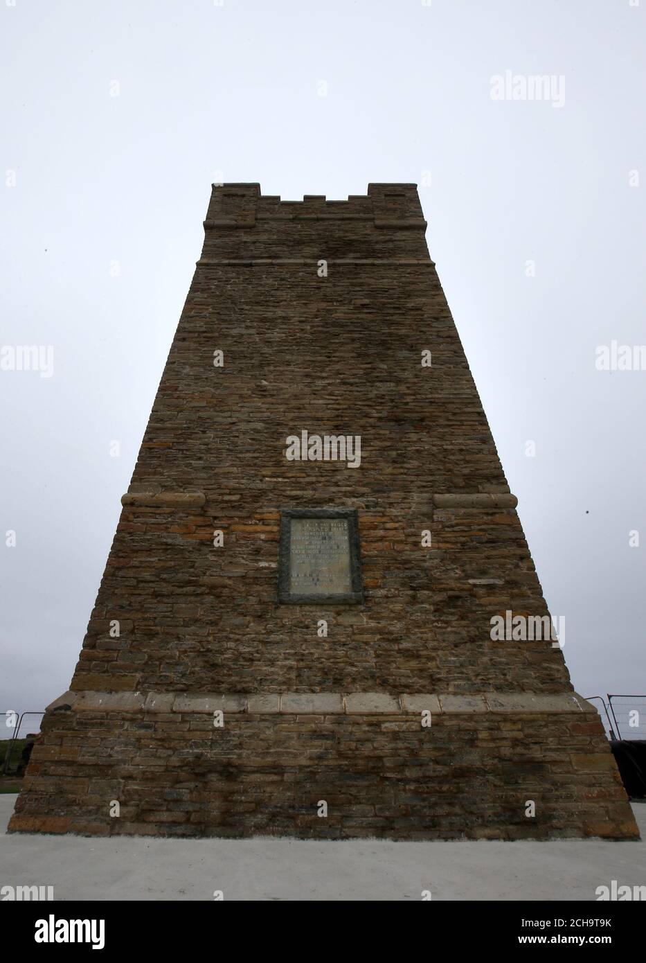 Ein allgemeiner Blick auf den Turm zu Ehren der gebaut Erinnerung an Lord Kitchener bei Marwick Head in Orkney Stockfoto