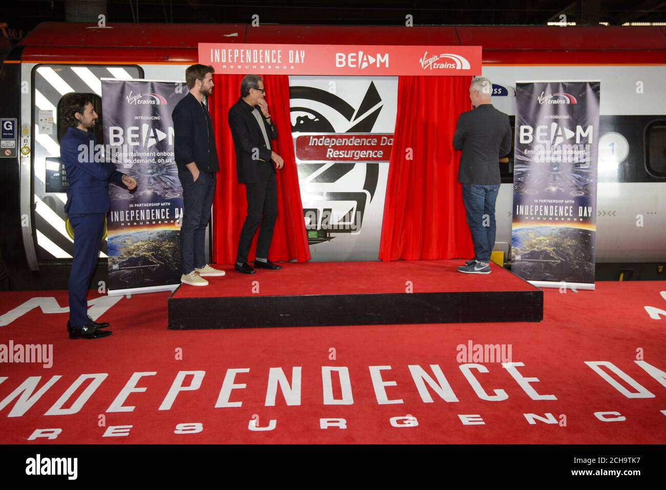 (l-r) Alex Zane, Liam Hemsworth, Jeff Goldblum und Roland Emmerich enthüllen einen Flaggschiff-Virgin-Zug mit 11 Autos, der in den UNABHÄNGIGKEITSTAG eingehüllt ist: RESURGENCE Lackierung, am Euston Bahnhof in London. DRÜCKEN Sie VERBANDSFOTO. Bilddatum: Montag, 6. März 2016. Bildnachweis sollte lauten: Matt Crossick/PA Wire Stockfoto