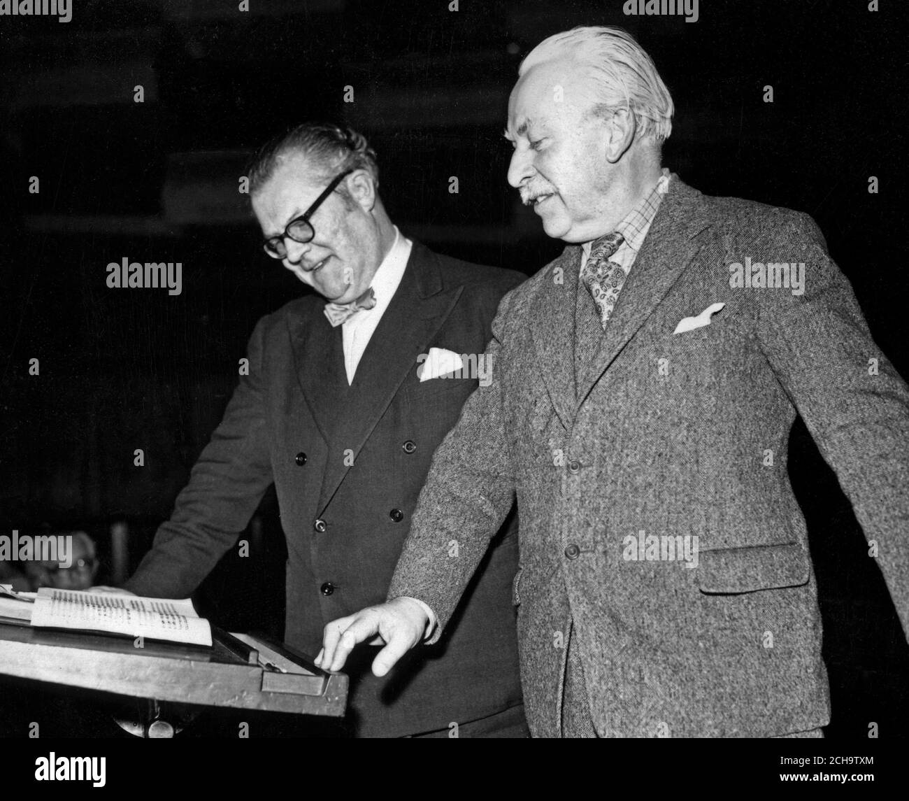 (l-r) Charles Groves, Dirigent des neuen Bournemouth Symphony Orchestra, mit Sir Arthur Bliss, Master of the Queen's Musick, bei der Generalprobe des Orchesters für das Konzert, das heute Abend in der Royal Albert Hall, London, stattfinden wird. Sir Arthur ist Präsident der Western Orchestral Society. *vom Kontakt gescannt. NEG beschädigt Stockfoto