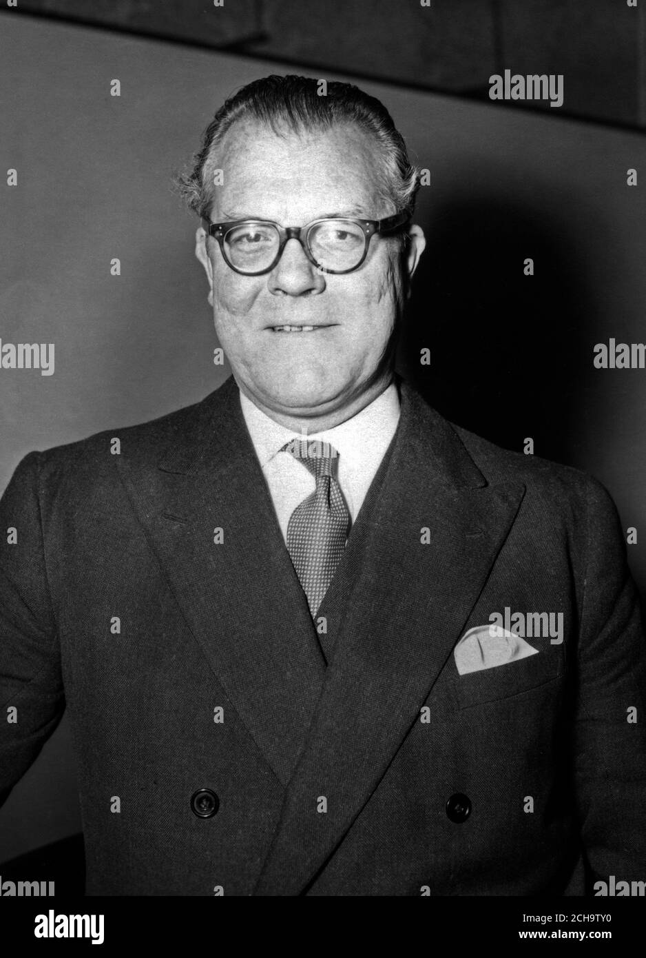 Charles Groves, Dirigent des neuen Bournemouth Symphony Orchestra, während einer Pressekonferenz im Arts Council, 4 St James's Square, London, um die Einweihung des Orchesters anzukündigen. *vom Kontakt gescannt. NEG beschädigt Stockfoto