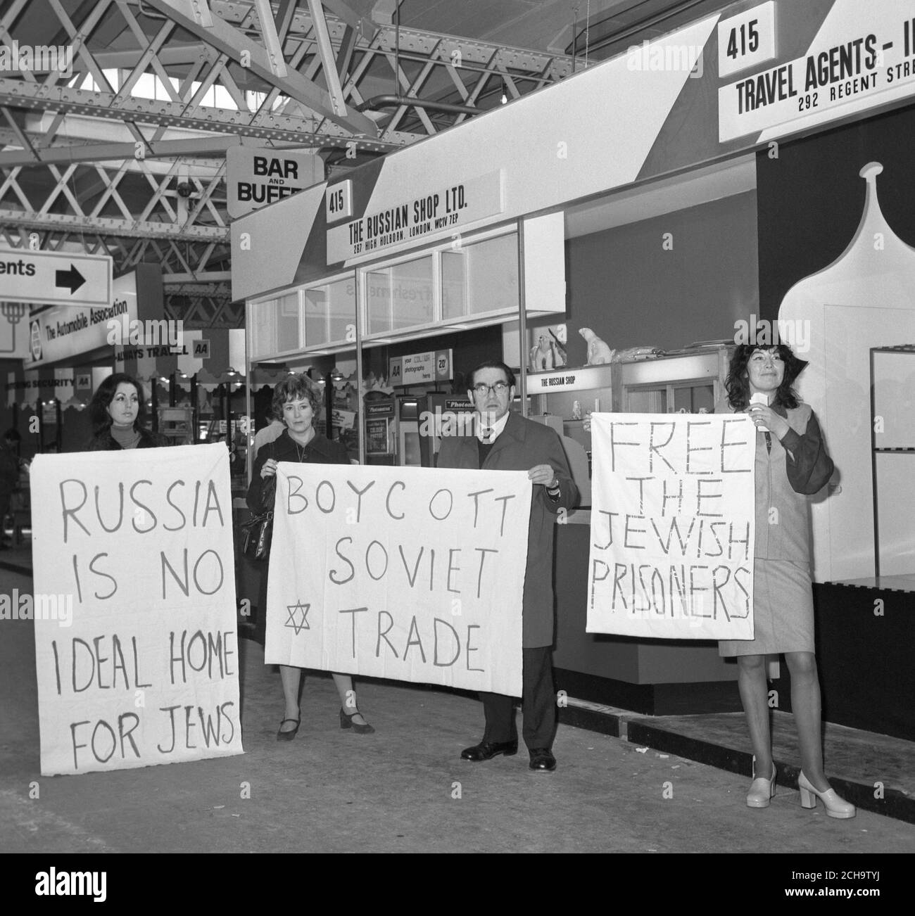 Unterstützer des Komitees für die Freilassung sowjetischer jüdischer Häftlinge demonstrieren an einem russischen Stand während der Pressevorstellung der Daily Mail Ideal Home Exhibition, die morgen in Olympia eröffnet wird. Stockfoto