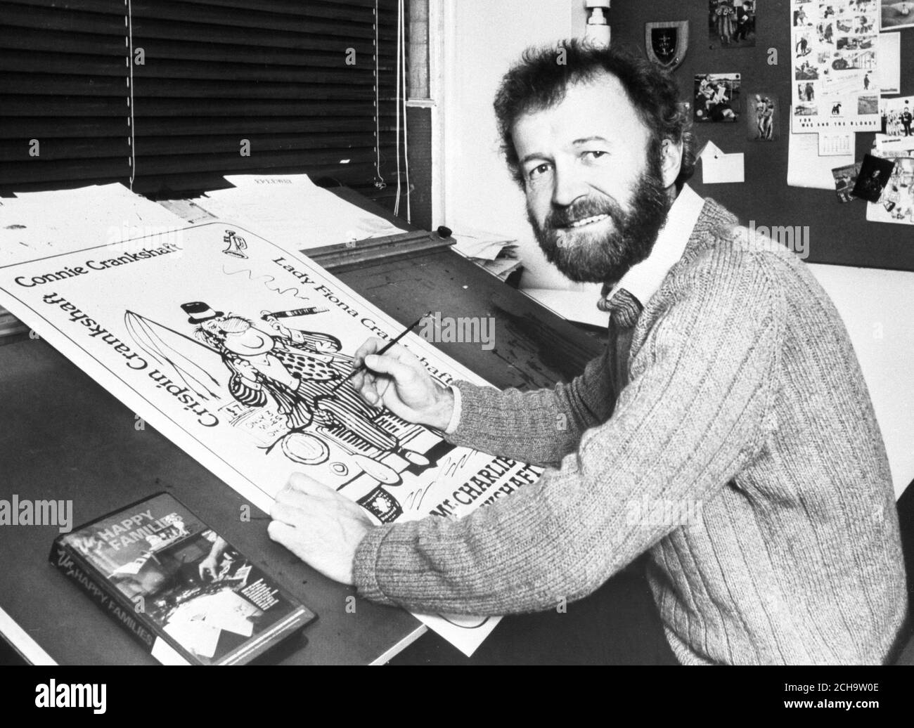 Daily Mail-Karikaturist Stanley McMurtry, bekannt als 'MAC', arbeitet an dem neuen Spielkartenspiel Unhappy Families, das an Weihnachten zum großen Verkäufer werden soll. Ein satirischer Blick auf das Familienleben, der genau wie Happy Families basiert und gespielt wird. Stockfoto