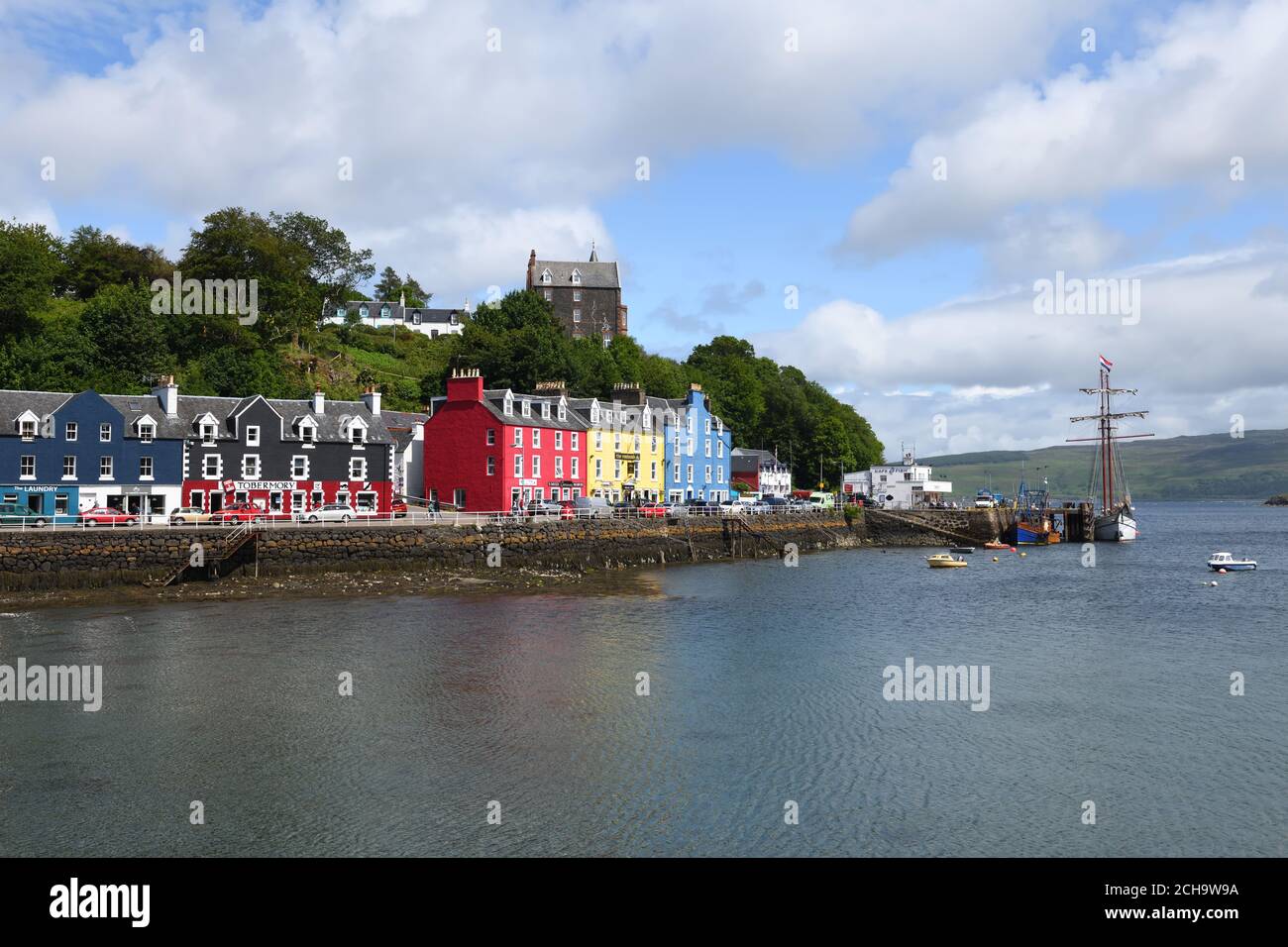 Die bunten Häuser im Fischerdorf Tobermory auf der Isle of Mull, Inner Hebrides, Schottland, Großbritannien, Europa Stockfoto